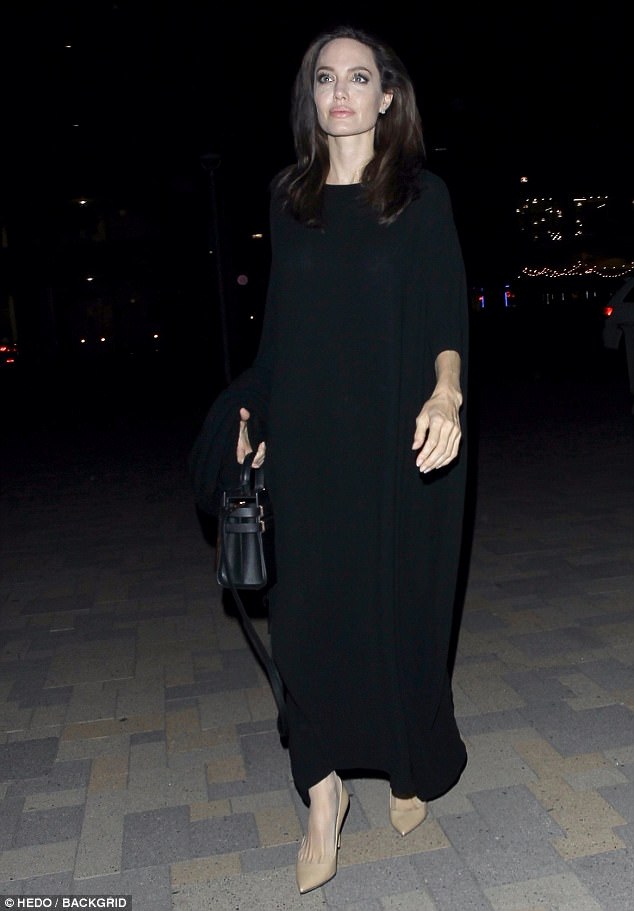 45BD9DC900000578-5024885-Natural_beauty_Angelina_Jolie_attended_a_screening_of_the_film_o-m-107_1509125570654.jpg
