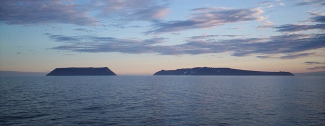 Diomede_Islands_Bering_Sea_Jul_2006.jpg