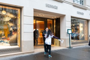 A PETA activist got into physical confrontation with a security guard outside the Hermès Rue de Sèvres boutique in Paris.